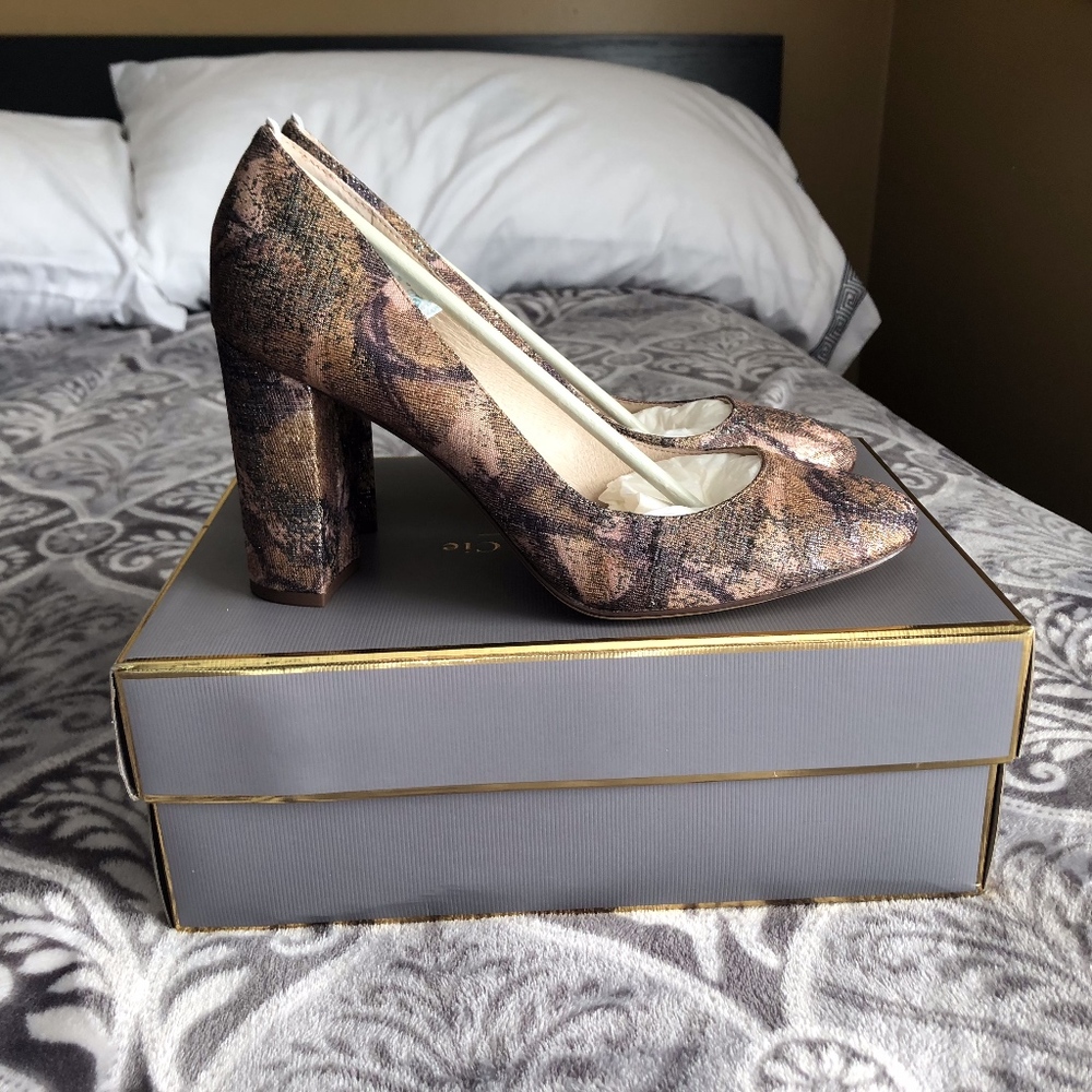 LOUISE ET CIE Jianna Stacked Heel Pump *NEW*